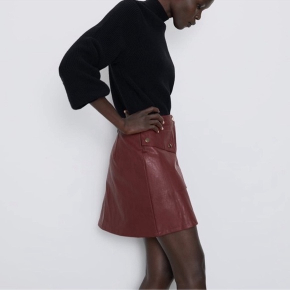 ZARA Garnet Faux Leather Mini Skirt Sz M Maroon Fall Pockets Chic - Picture 2 of 13